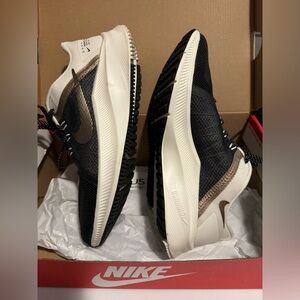 Women’s Size 9 NIKE quest running